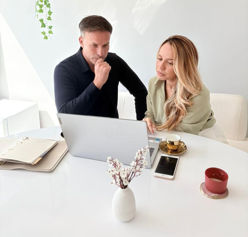 Equipe da Oslo em atendimento corporativo